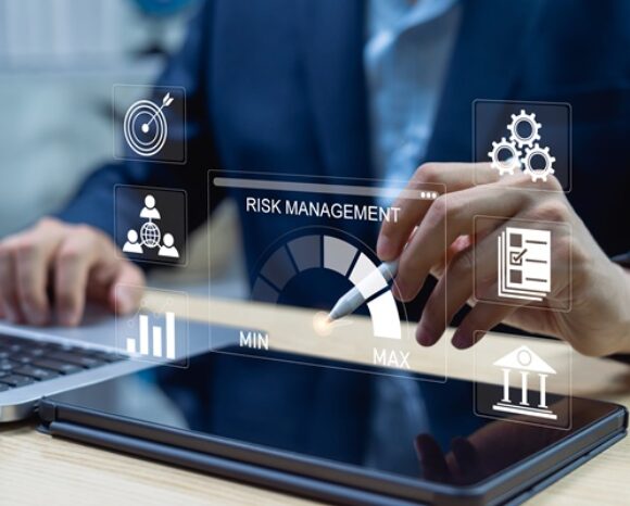 Geschäftsmann managt und bewertet Risiken