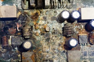 Elektronisches Board mit Korrosionsspuren