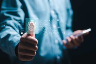 Geschäftsmann nutzt Smartphone zum Scannen des Fingerabdrucks für biometrische Authentifizierung