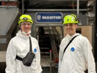 Max Schönsteiner (rechts) und Kollege vor einer Müllverbrennungsanlage.