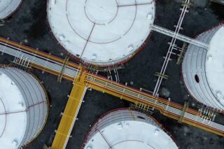 Vogelperspektive von weißen Öl-Tanks mit Stahlrohr-Pipelines