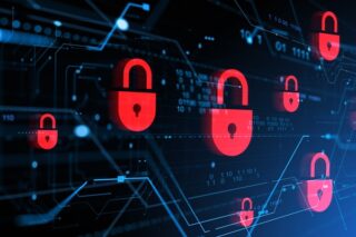 Rote Vorhängeschlösser, die in einer digitalen Umgebung schweben und Cybersicherheit symbolisieren