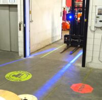 Safety Lights an schwer einsichtigen Toren und Durchgängen verbessern die Sicherheit für Fußgänger.