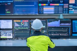 Ingenieur im Kontrollraum