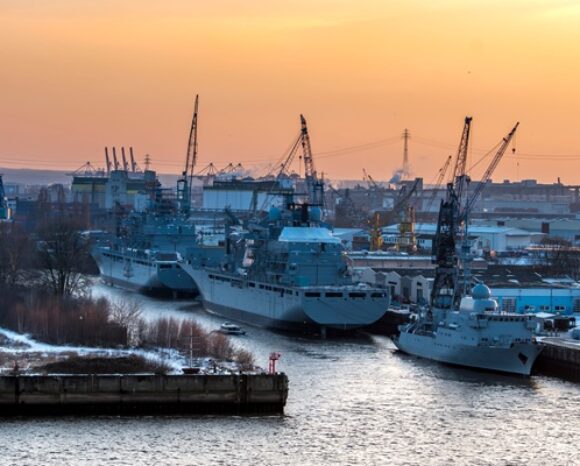 Überholung von deutschen Marineschiffen in einer Werft im Hamburger Hafen