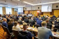 Vertreter der Sicherheitswirtschaft, Politik, Behörden und Partnerorganisationen diskutierten in Berlin über die zukünftigen Herausforderungen für die innere Sicherheit, den Schutz Kritischer Infrastrukturen sowie die Rolle der privaten Sicherheitswirtschaft in Deutschland und Europa.