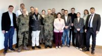 Teilnehmende des Workshops zur Frage, wie Kritische Infrastrukturen durch intensivierte Zusammenarbeit von Bundeswehr und BSI besser geschützt werden können.