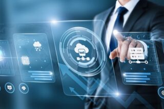 Geschäftsmann zeigt auf einen digitalen Bildschirm