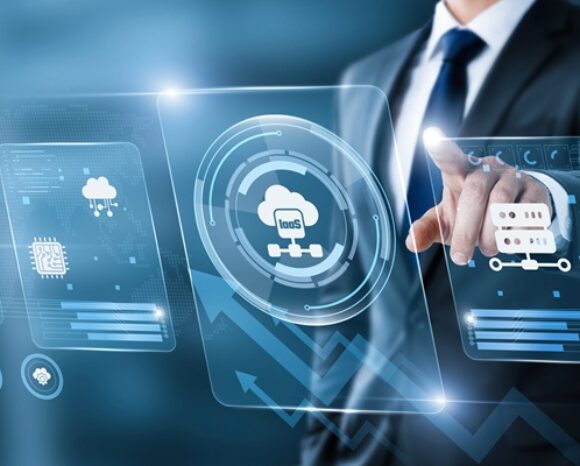 Geschäftsmann zeigt auf einen digitalen Bildschirm