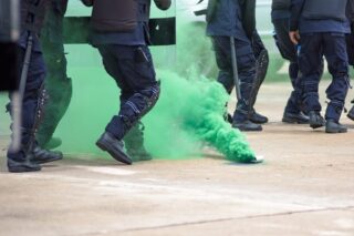 Polizei benutzt Rauchbomben gegen Demonstrierende