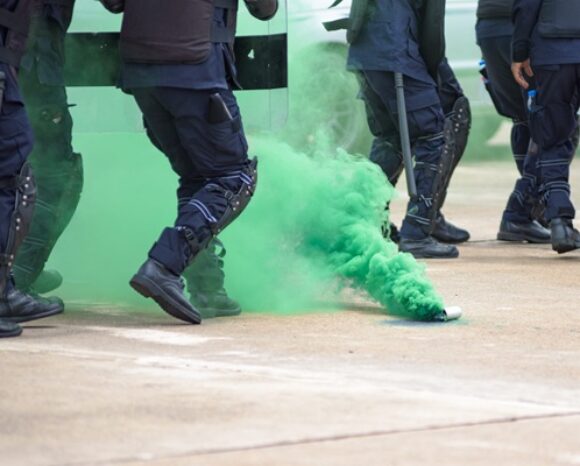 Polizei benutzt Rauchbomben gegen Demonstrierende