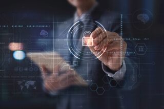 Geschäftsmann nutzt digitales Tablet mit digitalem Vorhängeschloss zum Datenschutz