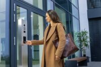 Mit dem CLIQ Updater lassen sich Schlüsseldaten schnell und sicher aktualisieren – ganz ohne Netzwerkkabel, einfach nachrüstbar und elegant in Türsprechanlagen wie Doorbird integrierbar.