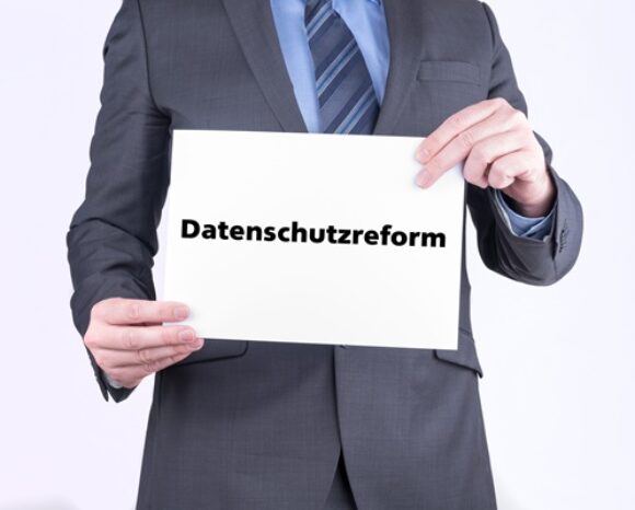 Mann hält ein Schild mit dem Wort Datenschutzreform