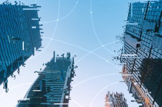 Futuristische Stadtansicht, modernes Bürogebäude aus der Froschperspektive