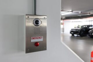 Sprachalarm in einem Parkhaus
