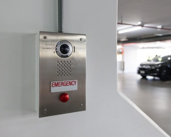 Sprachalarm in einem Parkhaus
