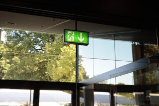 Notausgang, beleuchtetes Schild