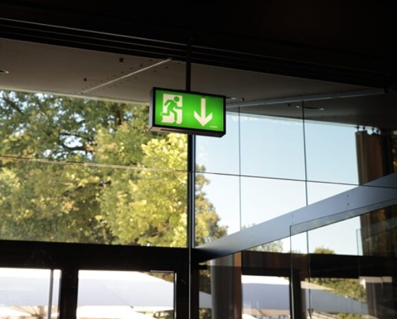 Notausgang, beleuchtetes Schild