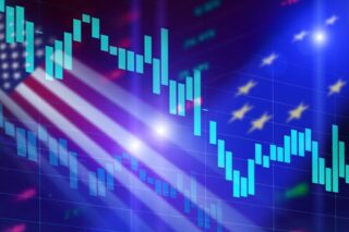 US- & EU-Flaggen mit abstrakten Daten im Vordergrund