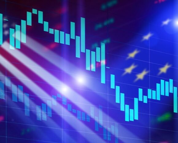 US- & EU-Flaggen mit abstrakten Daten im Vordergrund