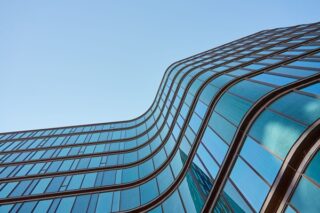 Modernes Gebäude mit gekurvter Glasfassade