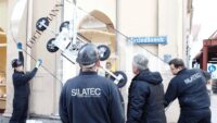 Montage von Sicherheitsglas in der Münchner Innenstadt.