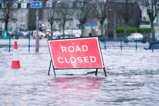 Road Closed Schild inmitten einer Flut