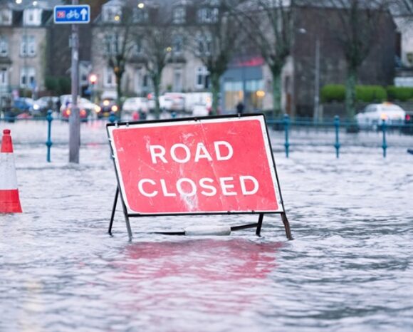Road Closed Schild inmitten einer Flut