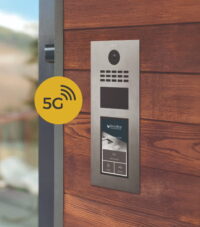 Die neue D315G IP-Video-Türsprechanlage ist eine Produktneuheit, die dank integrierter 5G-Mobilfunktechnologie erstmals eine zuverlässige Internetanbindung ohne Ethernet-Kabel bietet und damit neue Maßstäbe für Flexibilität und Ausfallsicherheit in der Türkommunikation setzt.
