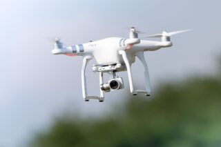 Drohne im Flug mit Kamera