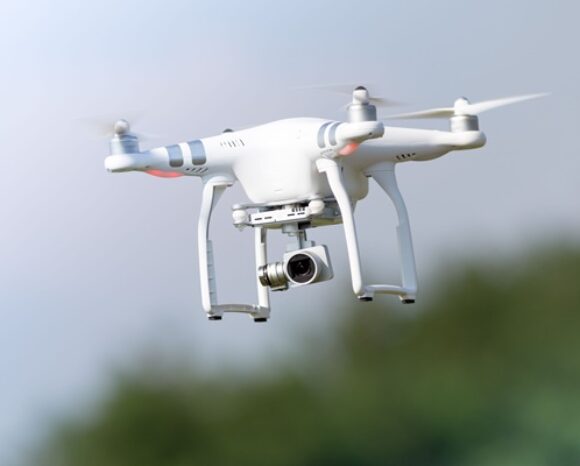 Drohne im Flug mit Kamera