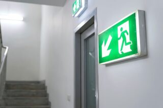 Fluchttür mit grünem Schild