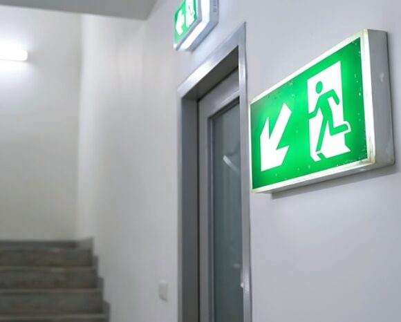 Fluchttür mit grünem Schild