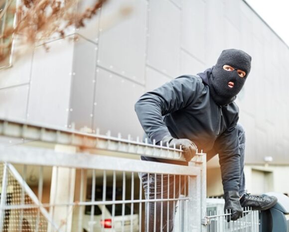 Einbrecher klettert über Industriezaun
