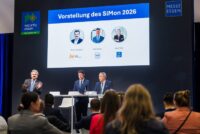 Prof. Dr. Frank Janser vom VDMA, Peter Schramm vom VdS und Oliver P. Kuhrt von der Messe Essen (v.l.n.r) bei der Vorstellung des Security Monitors 2026 auf der Security-Messe in Essen.